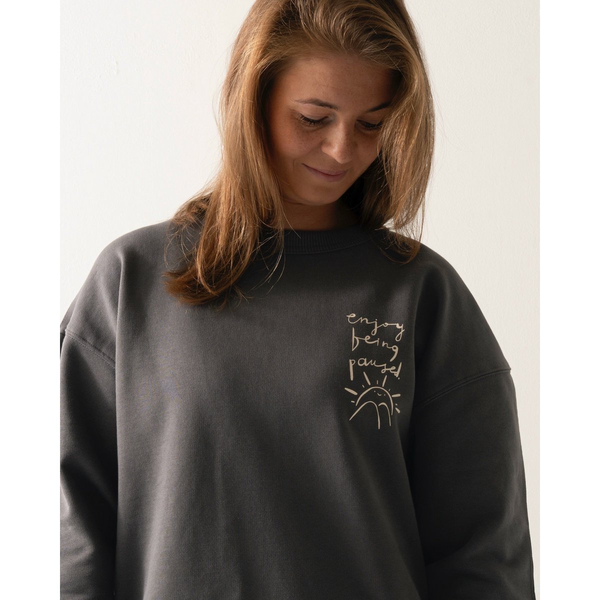 Organic Sweatshirt, Enjoy Being Paused, Anthracite