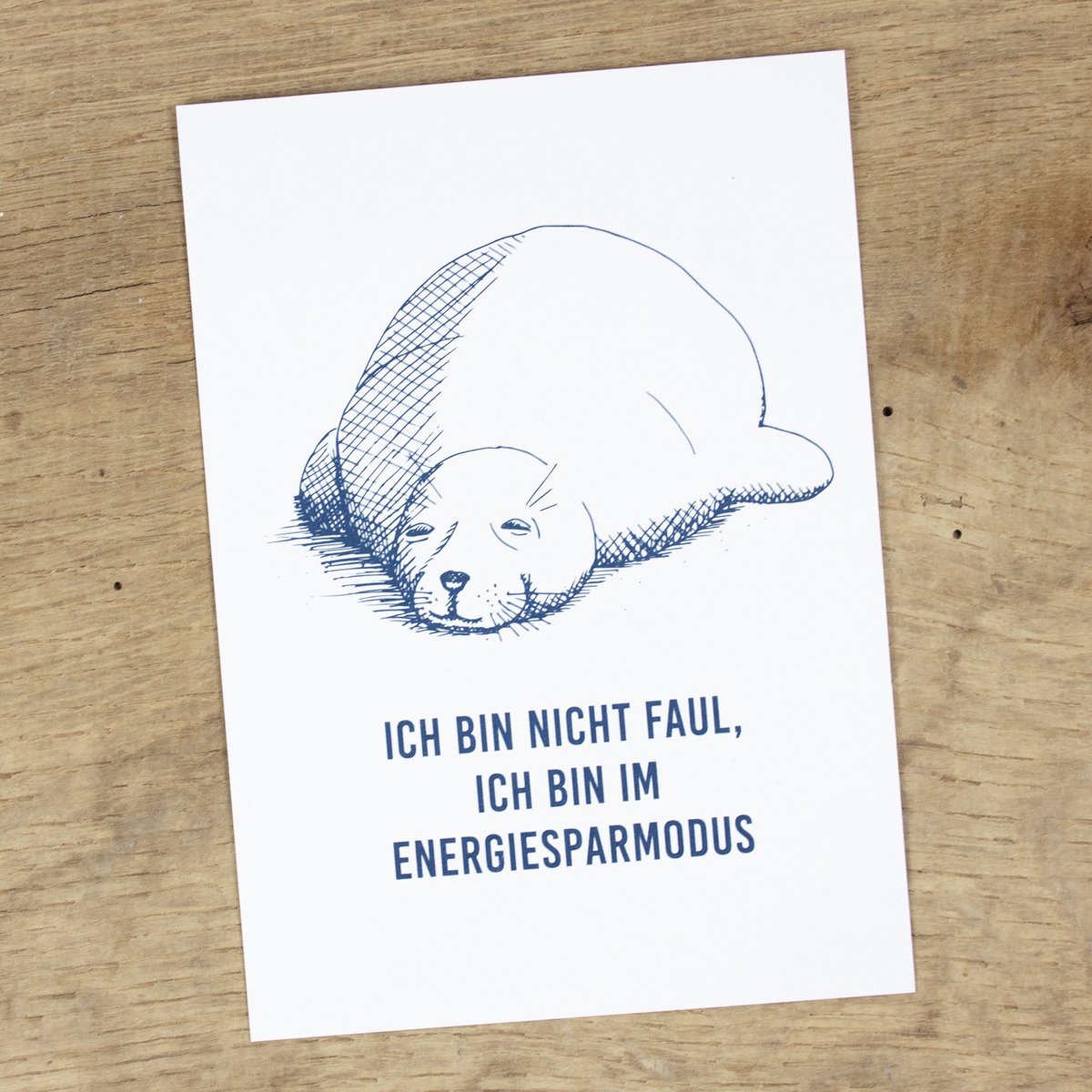 Maritime Postkarte "Seehund im Energiesparmodus" aus Recyclingpapier