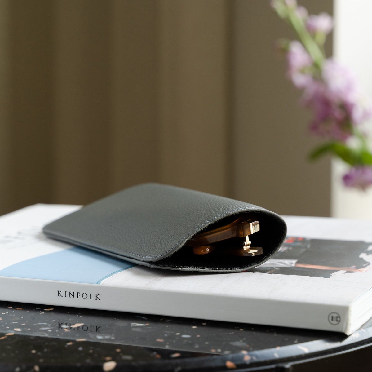 Minimalistisk Grå Læder Eyewear Sleeve