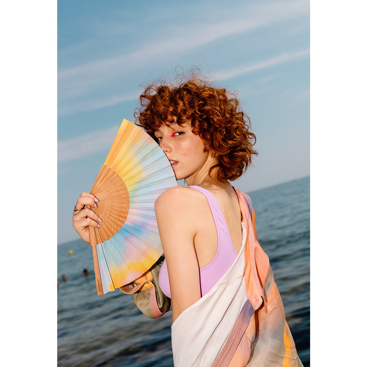 Éventail AURORA SKIES - 23 cm - Bleu, Jaune, rose