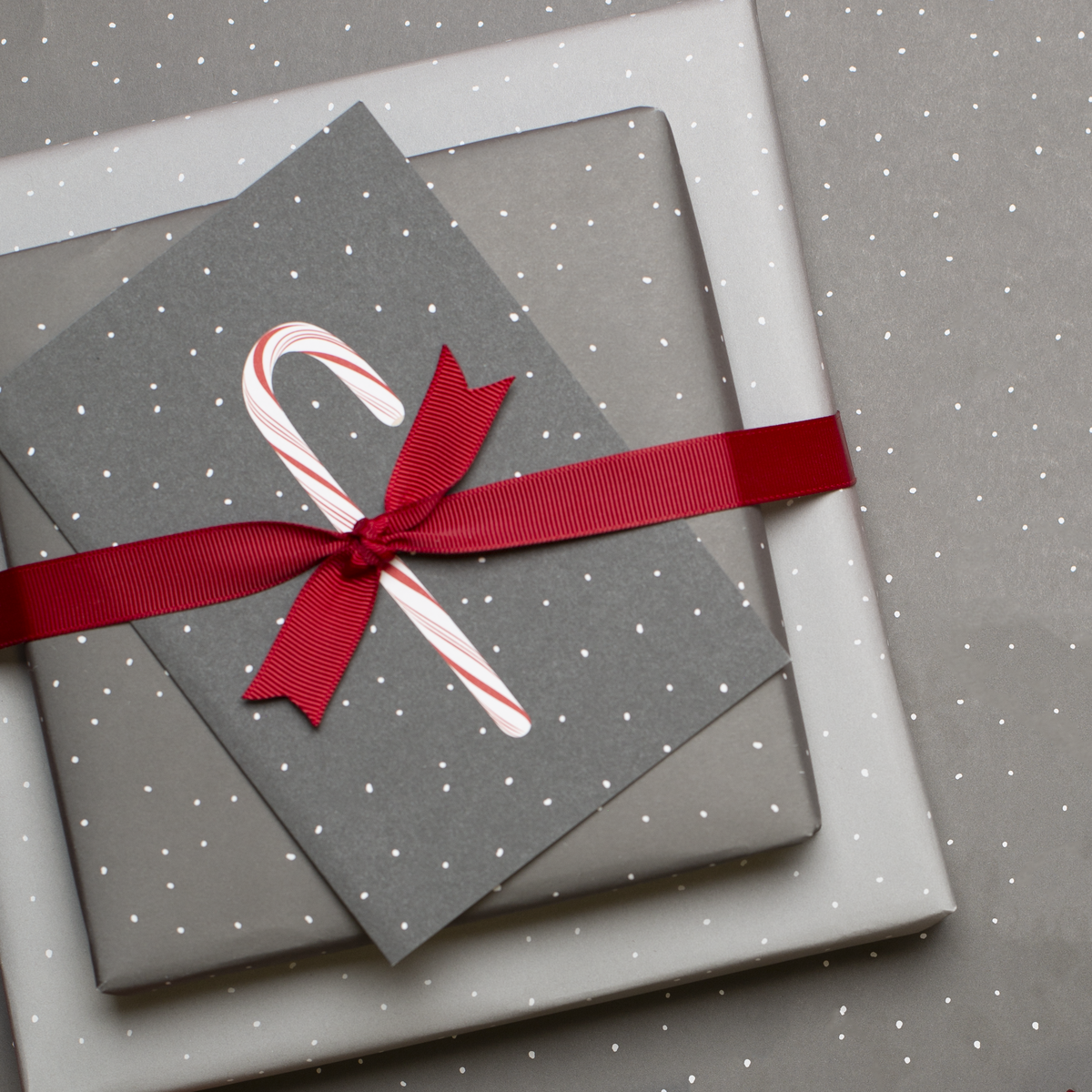 Lichtgrijs verpakking papier met punten - ideaal als inpakpapier voor bruiloft of voor geschenken voor geboorte of doop, neutraal inpakpapier