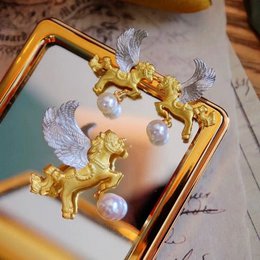 Versátil broche de unicornio ángel con perla de Akoya