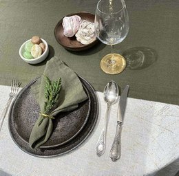 Linen table runner Moss