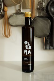  Sesame oil, 500ml, dark bottle with white floral design, used for cooking and baking, high-quality product.