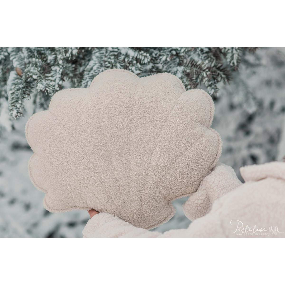 Soffice cuscino a conchiglia Boucle "orsacchiotto bianco"
