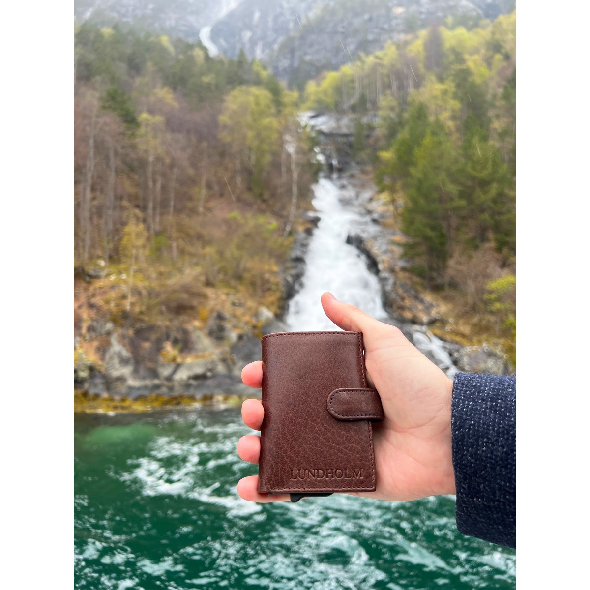 Etui na karty Lundholm wysuwane - z przegródką na monety, banknoty - skórzane etui na karty wysuwane etui na karty kredytowe męski prezent dla mężczyzny męskie prezenty prezent na dzień ojca prezent na dzień ojca koniak brązowy czarny