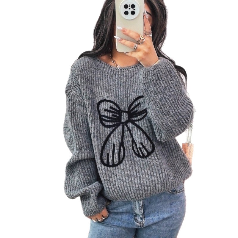Einfacher, lässiger, gestrickter Langarmpullover mit Schleifenstickerei und Dekoration