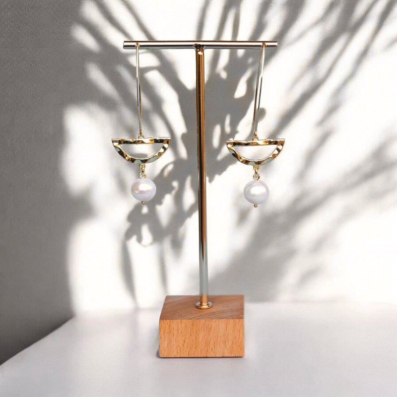 THALASSA – Lange goldene Barockperlenohrringe