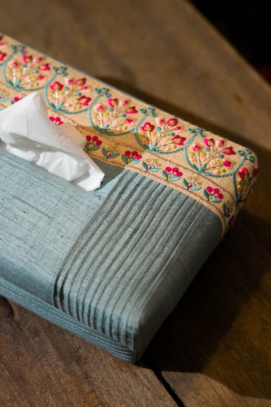 Taschentuchbox aus Dupionseide – Blumenstickerei, plissiert
