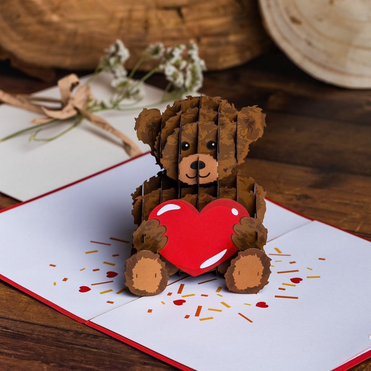 Biglietto pop-up con orsetto di peluche e cuore