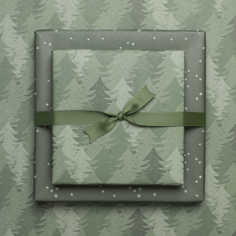 Carta da regalo natalizia sostenibile verde, carta da regalo Alberi di Natale e stelle - carta da regalo fronte-retro realizzata con carta riciclata al 100%.