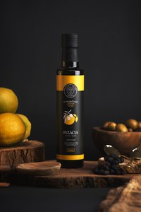 Frisches Olivenöl mit Zitronengeschmack