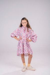 LAVENDEL VISKOSE KLEID MIT RÜSCHEN