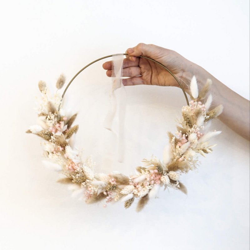 Delicate flowers: dried flower wreath in beige with a gold ring