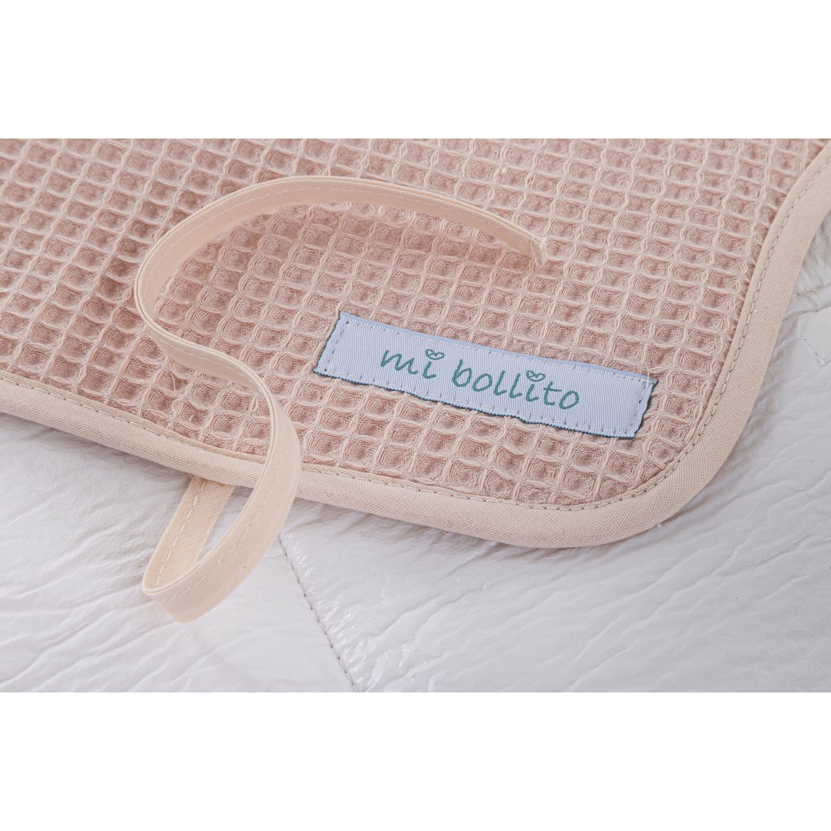 Portable, foldable and waterproof baby changing mat. 100% waffle cotton fabric. Easy to store in the mother's bag. Ideal for a newborn gift.