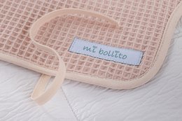 Portable, foldable and waterproof baby changing mat. 100% waffle cotton fabric. Easy to store in the mother's bag. Ideal for a newborn gift.