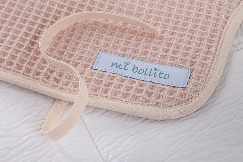 Portable, foldable and waterproof baby changing mat. 100% waffle cotton fabric. Easy to store in the mother's bag. Ideal for a newborn gift.