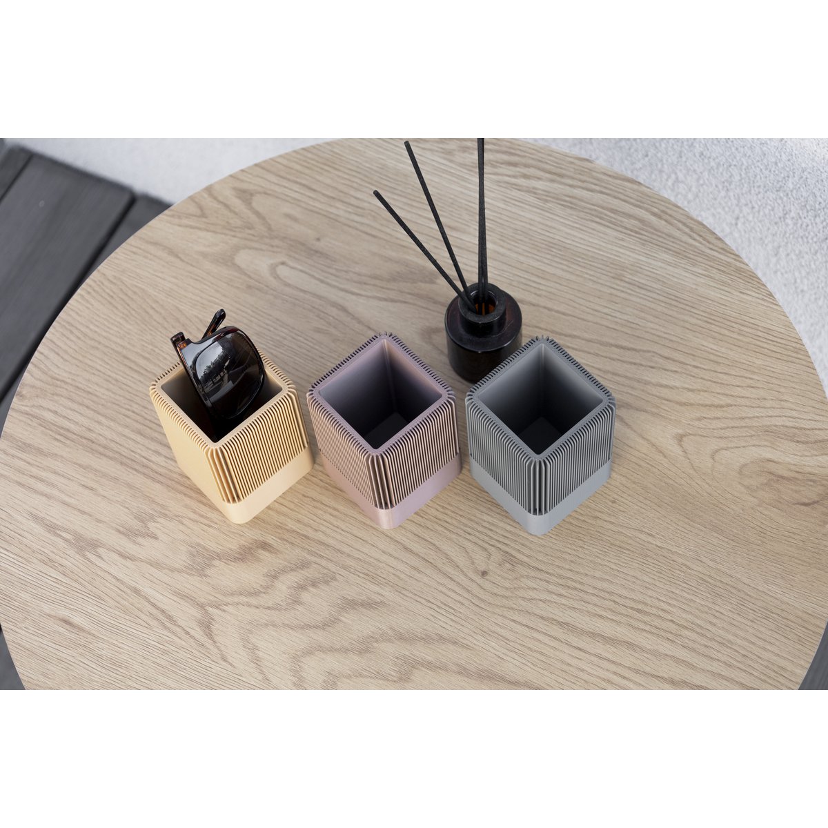 Moderne ribbet firkantet organisering i jordfarver – minimalistisk skrivebords-, forfængeligheds- eller hjemmeopbevaringsløsning, minimalistisk moderne kontordesign