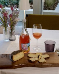 🇬🇧 Pecorino with olive leaves – artisanal cheese refined with olive leaves