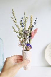 Una scatola di rosa della felicità in fiore
