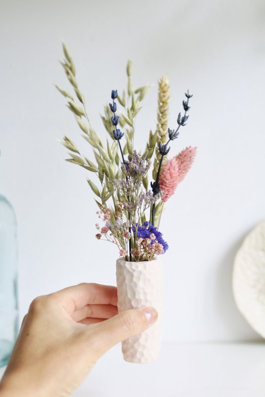 Una scatola di rosa della felicità in fiore