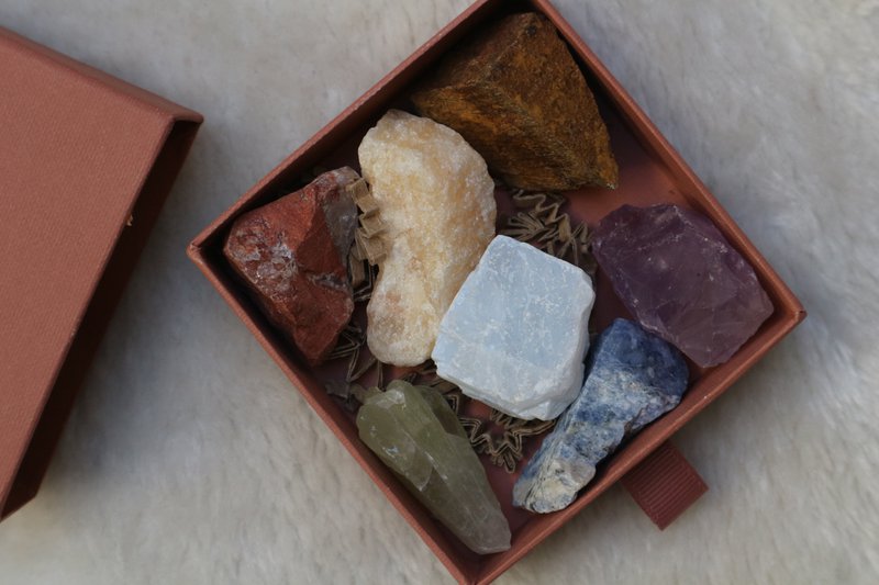 Chakra incastonato con pietre grezze
