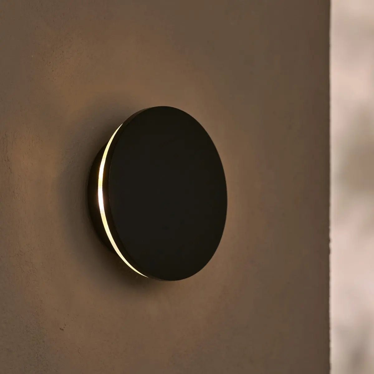 Lou Black Rechargeable Wall Light