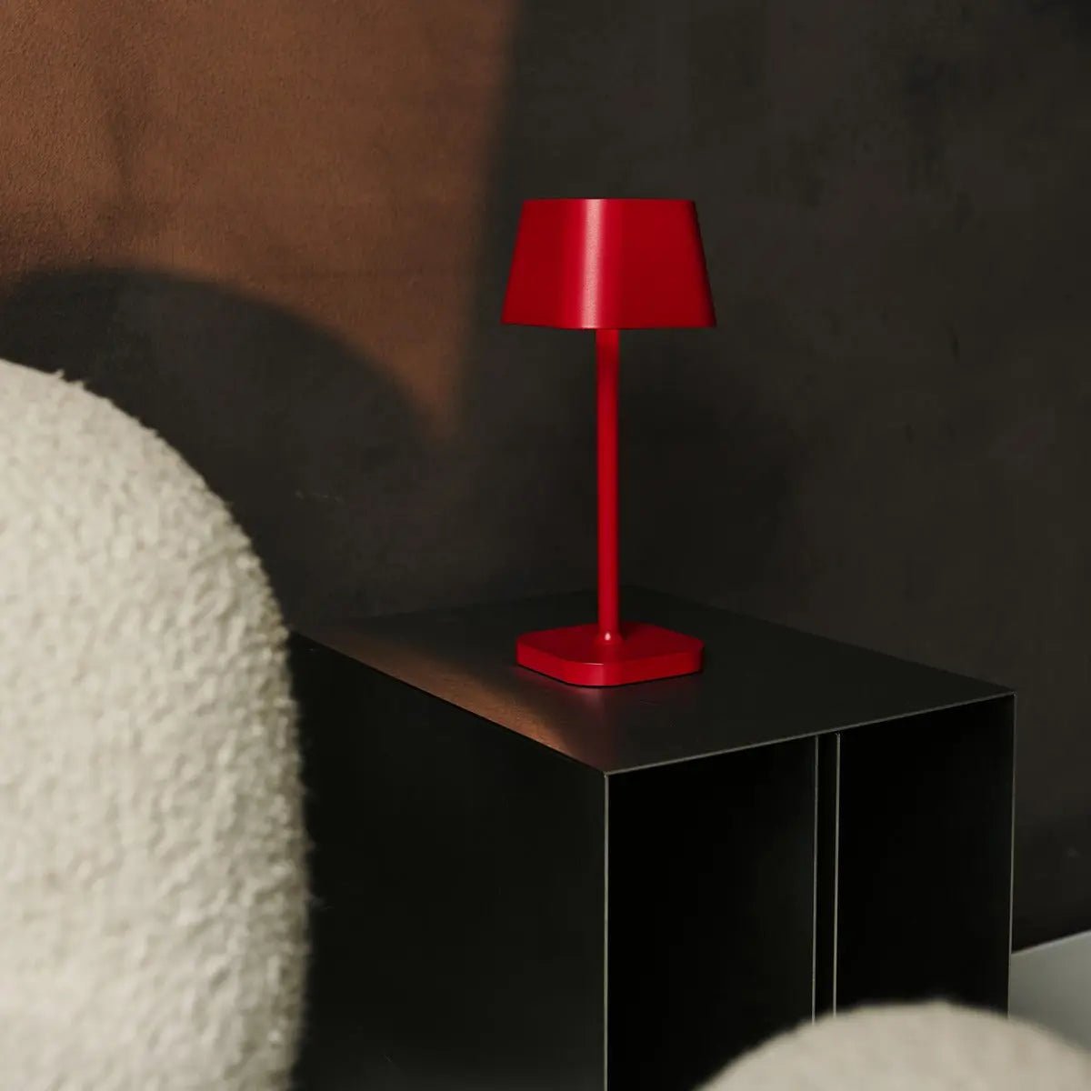 Lampe de table rechargeable rouge Ava Berry