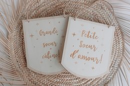Wooden sibling pennant with French text "Petit frère d'amour", "Grande soeur attentionnée", "Petit soeur d'amour", "Grand frère".