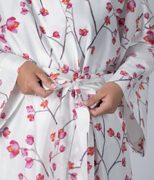 Satin-Bademantel-Kimono Inspired White
