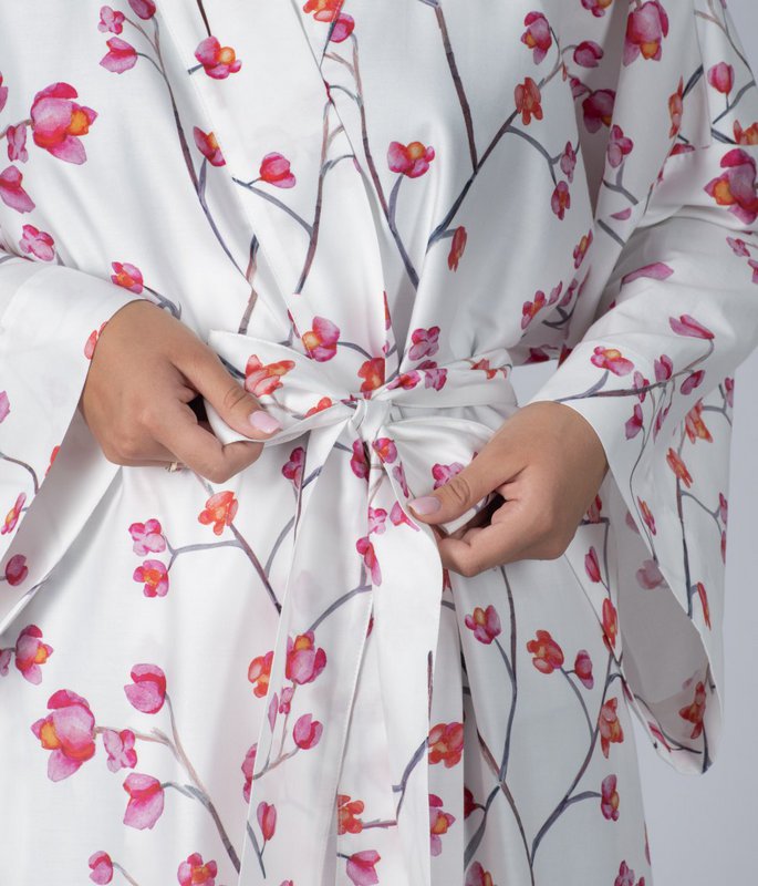 Satin-Bademantel-Kimono Inspired White