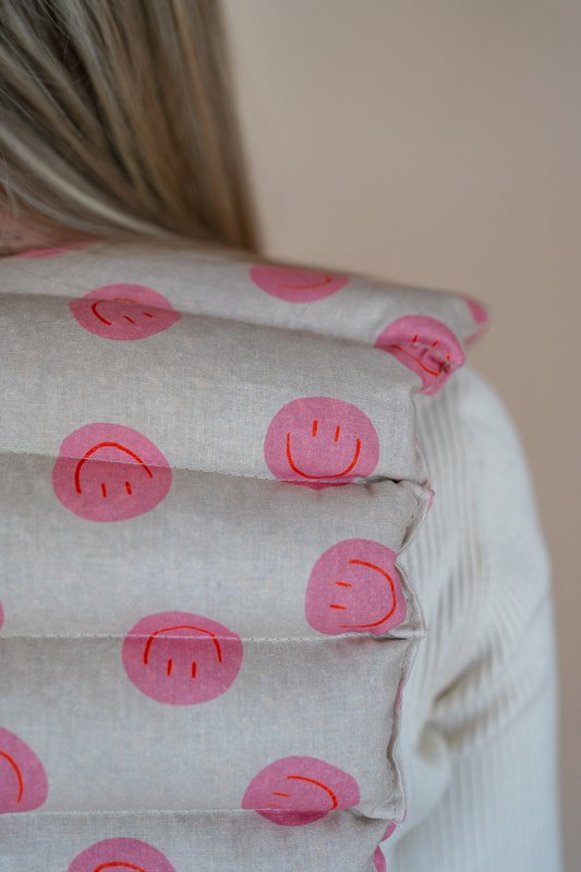 Speltkussen voor nek gemaakt van katoen - smiley roze