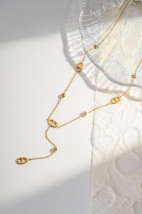 Ovaal -vormige ketting en gouden roestvrijstalen strass