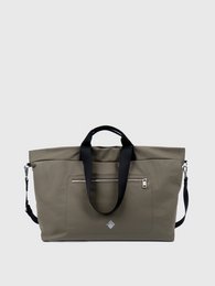 Weekender bag in olive green color, made of durable material, with a spacious interior and adjustable shoulder straps for comfortable carrying.