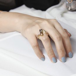 Anillo minimalista con ondas de latidos del corazón