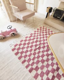 Tappeto berbero a quadretti rosa e bianchi Béni Ouarain