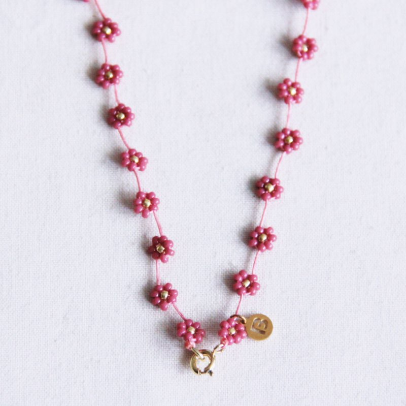 Collar de flores de margarita - cereza