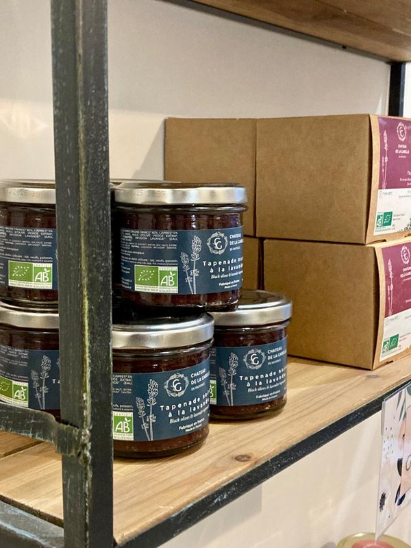Czarna tapenada z organicznym kwiatem lawendy