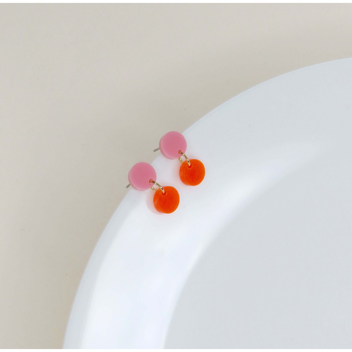 Orecchini acrilici punteggiati in rosa arancione neon