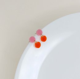 Orecchini acrilici punteggiati in rosa arancione neon