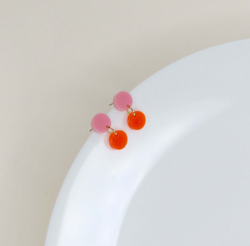 Orecchini acrilici punteggiati in rosa arancione neon