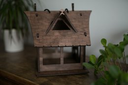 Vogelhäuschen, Vogelfutterhaus aus Holz zum Aufhängen