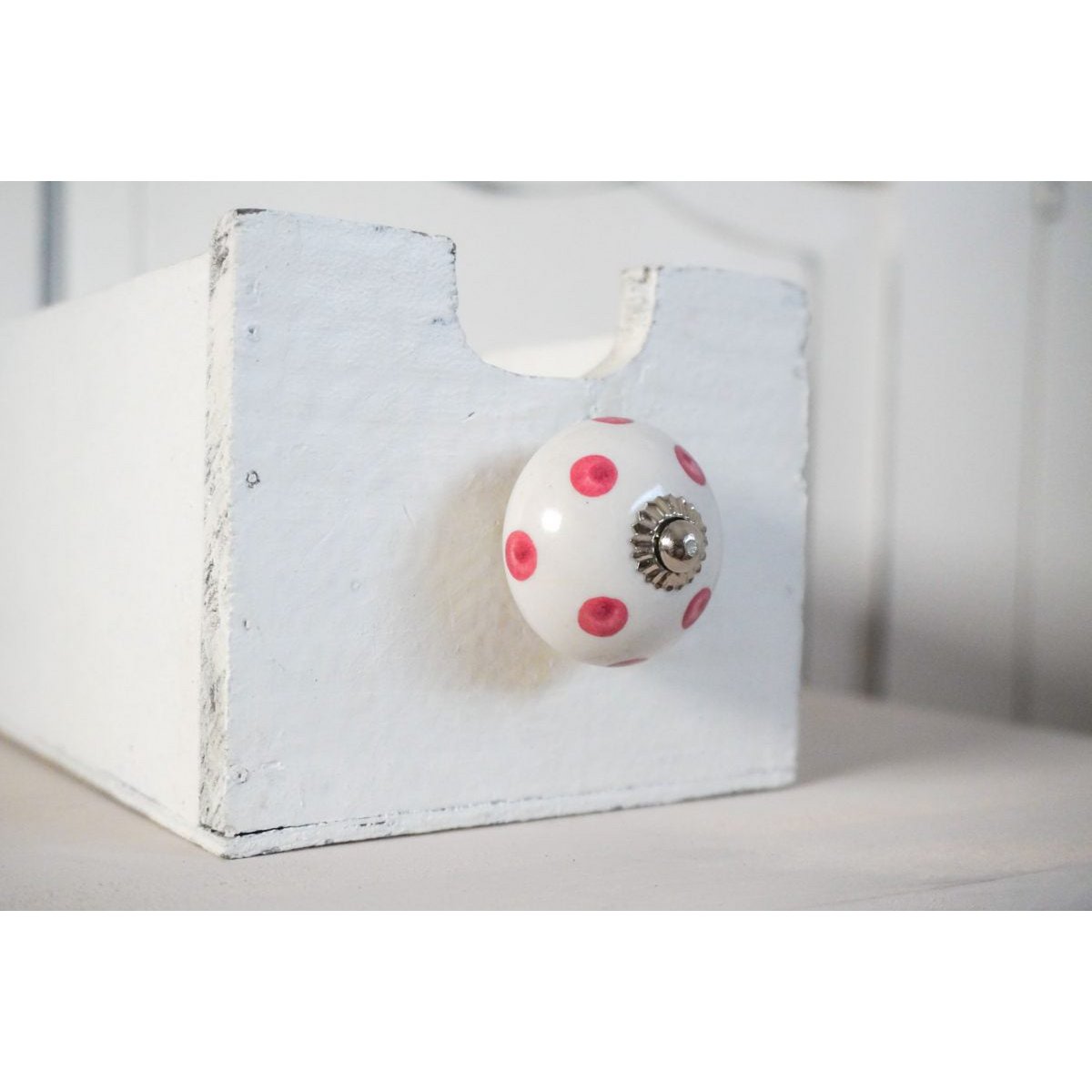 White furniture knob with dark red dots 4 cm Isabelle Rose