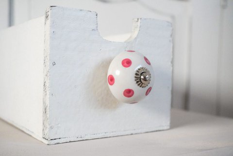 Weißer Möbelknopf mit dunkelroten Punkten 4 cm Isabelle Rose
