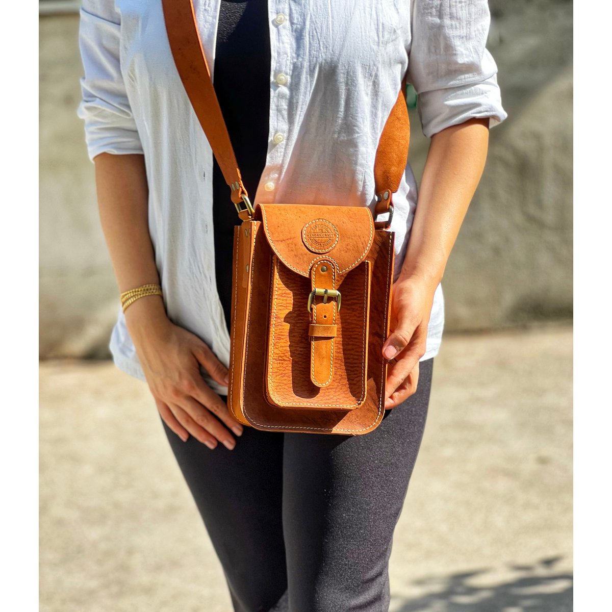 Bolso bandolera de cuero genuino hecho a mano