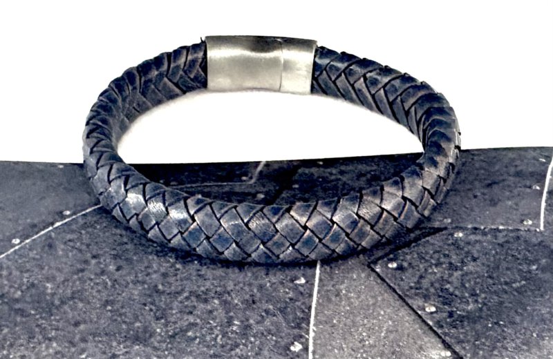 Jeans da uomo in pelle intrecciata con bracciale