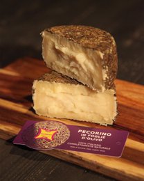 🇬🇧 Pecorino with olive leaves – artisanal cheese refined with olive leaves