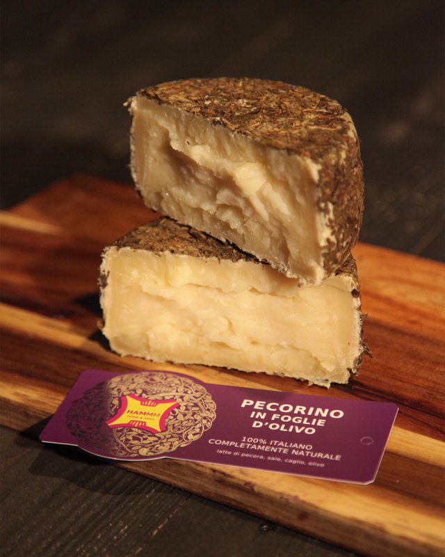 🇬🇧 Pecorino with olive leaves – artisanal cheese refined with olive leaves