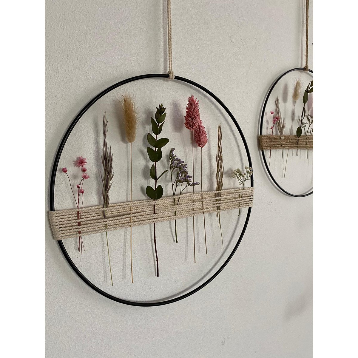 Anneau métallique avec des fleurs sèches et des herbes colorées