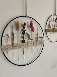 Anneau métallique avec des fleurs sèches et des herbes colorées
